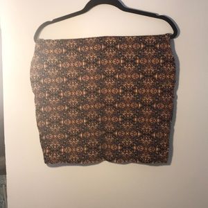 Patterned form fitting skirt